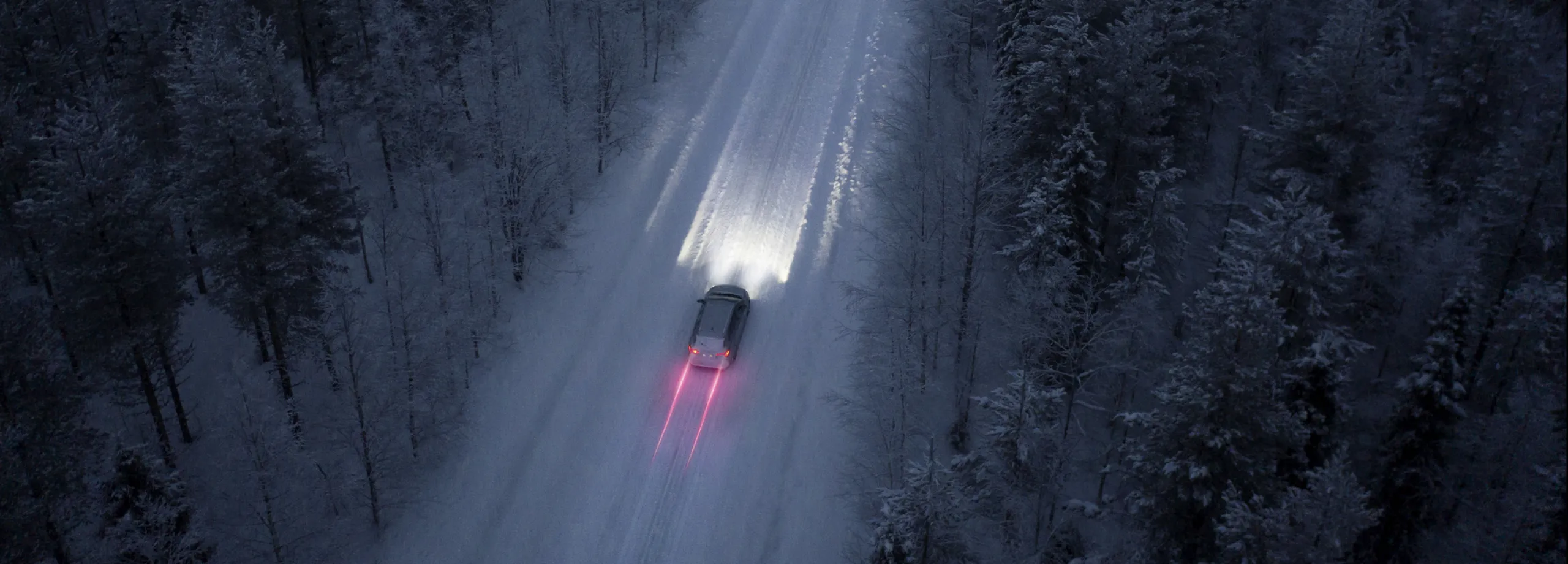 Bil som kör på snö